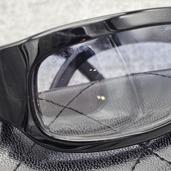 Chanel Black Slim Sunglasses with Textured sided - Picture 5 of 6